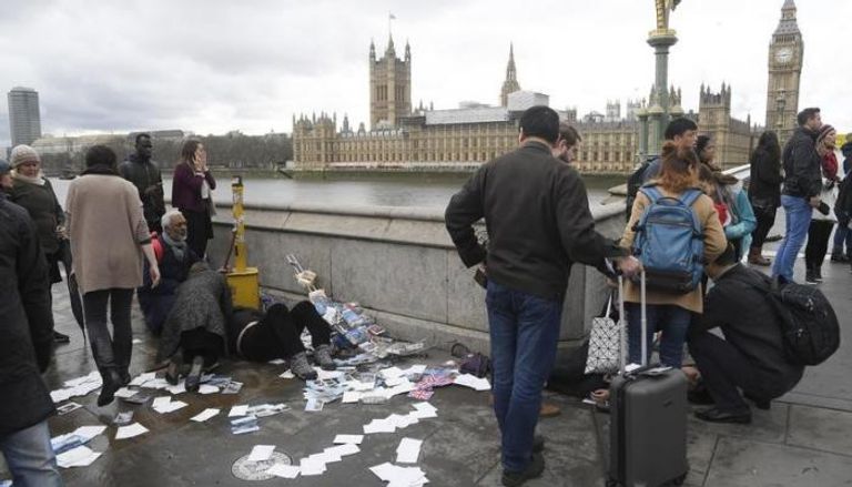 أشخاص يساعدون مصابين على جسر وستمنستر في لندن