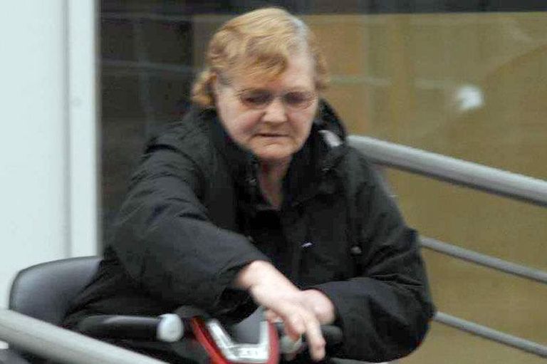 الأم كانت تطرد ابنها عاريا خارج المنزل أثناء الليل