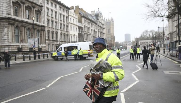 رجل يسير قرب موقع حادث لندن
