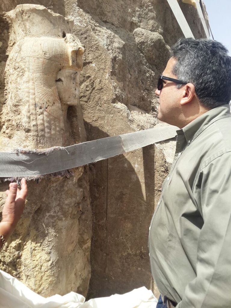 وزير الآثار المصري يتفقّد الكشف الجديد
