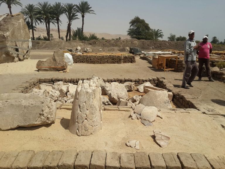 وزير الآثار المصري يتفقّد الكشف الجديد