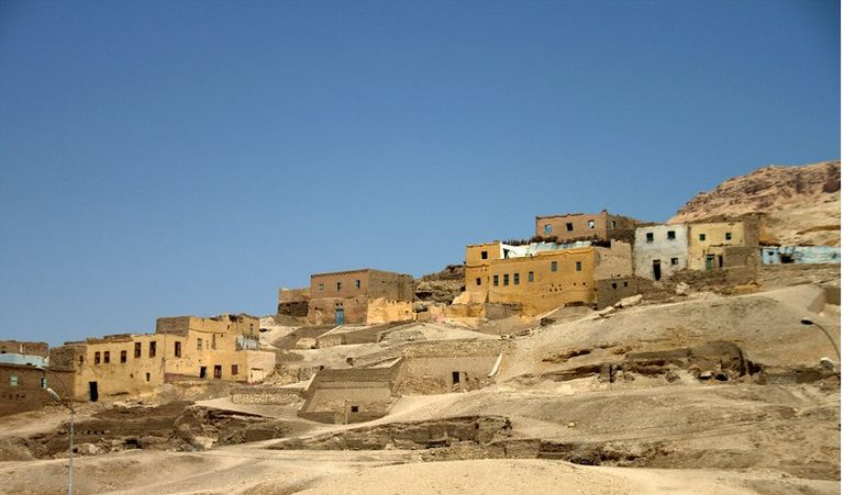 احتفال محرك البحث جوجل بحسن فتحي