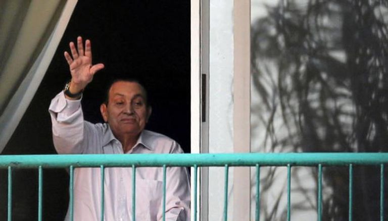مبارك يلوّح لأنصاره من شرفة غرفته بمستشفى المعادي العسكري