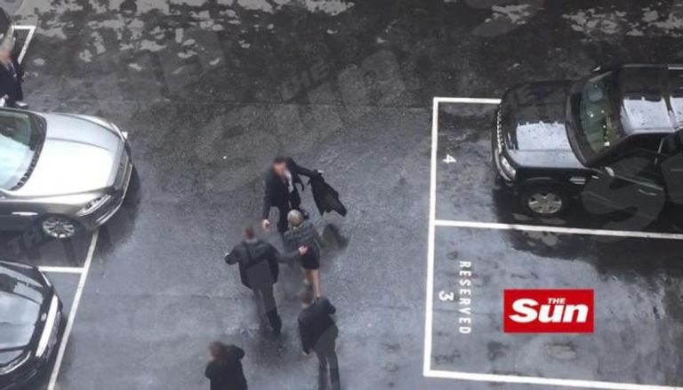 تيريزا ماي خارج البرلمان برفقة حراس مسلحين