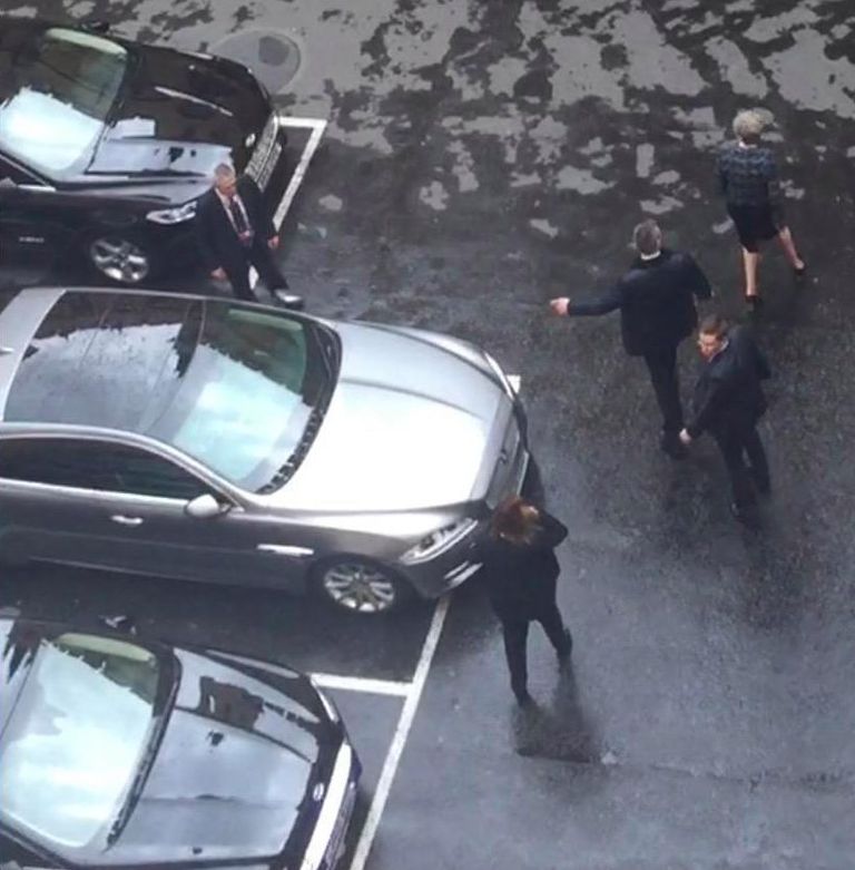 تيريزا ماي خارج البرلمان برفقة حراس مسلحين