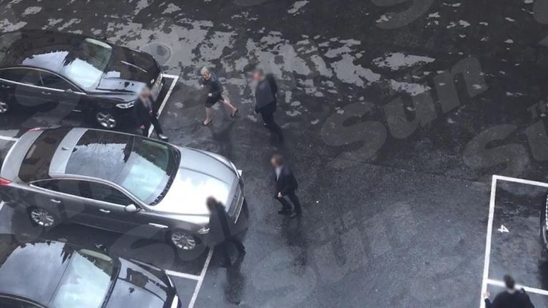 تيريزا ماي خارج البرلمان برفقة حراس مسلحين