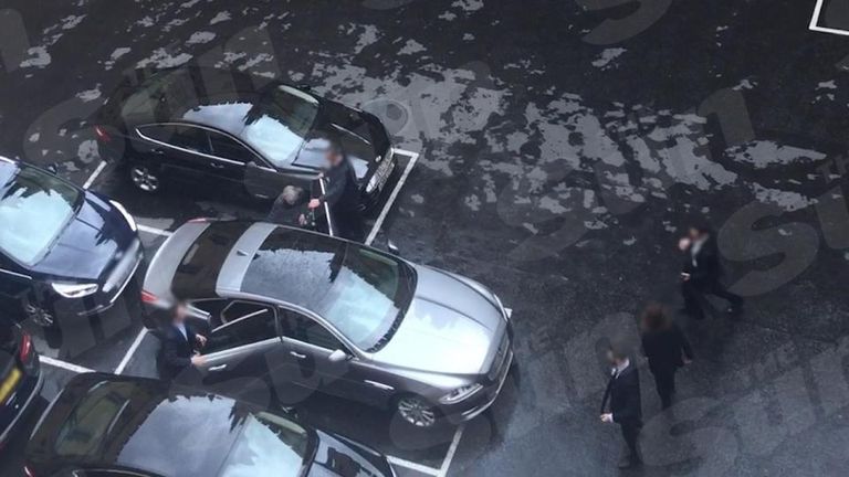 تيريزا ماي خارج البرلمان برفقة حراس مسلحين