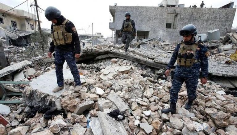 الشرطة العراقية وسط أنقاض أحد المنازل بالموصل
