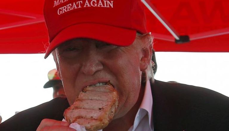 ترامب يتناول الدجاج خلال حملته الانتخابية- (أرشيفية)