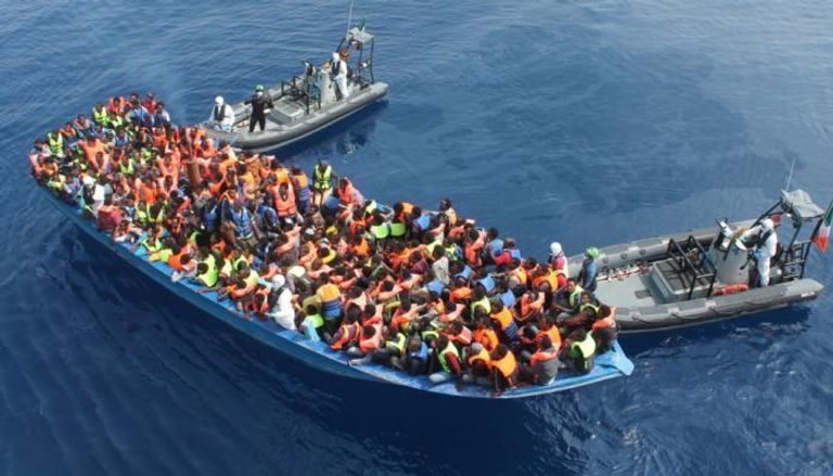 لاجئين في قارب هجرة غير شرعية