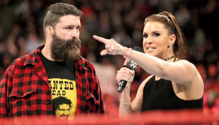 ستيفاني ماكمان تطرد ميك فولي