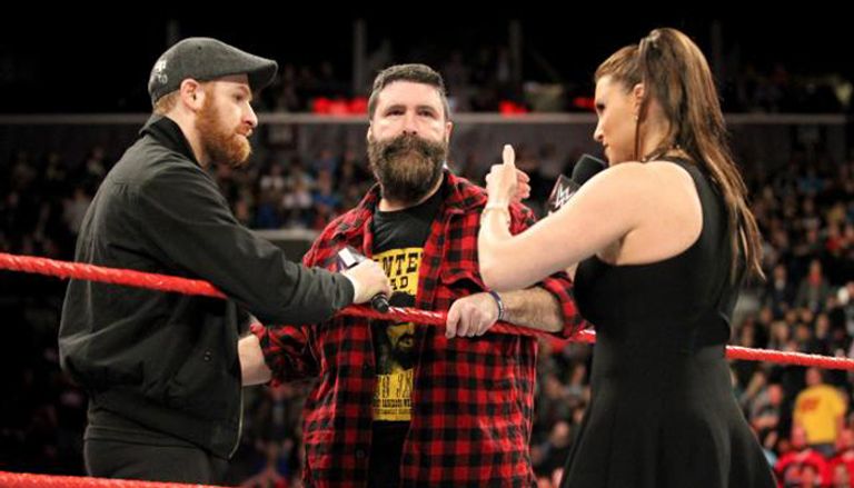 ستيفاني ماكمان تطرد ميك فولي