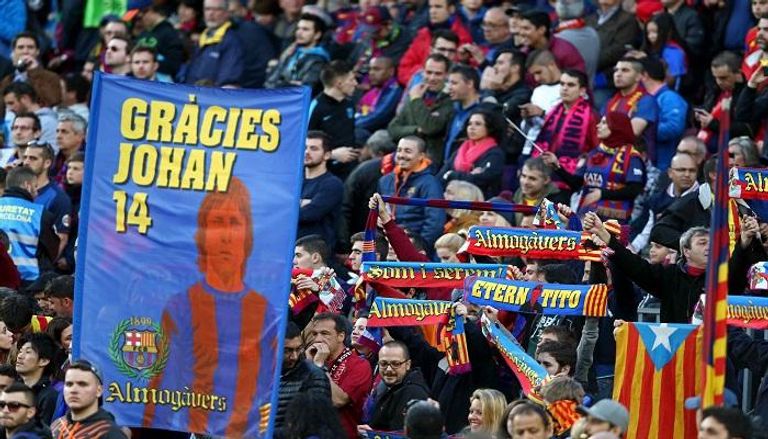 جماهير برشلونة ترفع لافتة ليوهان كرويف