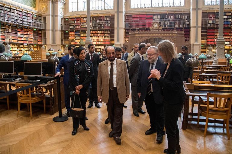 حاكم الشارقة يزور المكتبة الوطنية في باريس