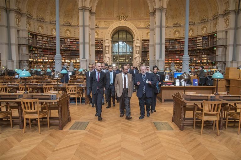 حاكم الشارقة يزور المكتبة الوطنية في باريس