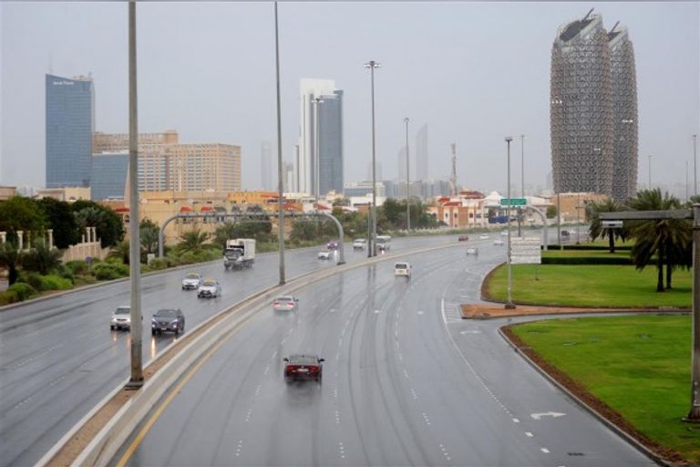 حث السائقين على توخي الحذر وخفض السرعة  