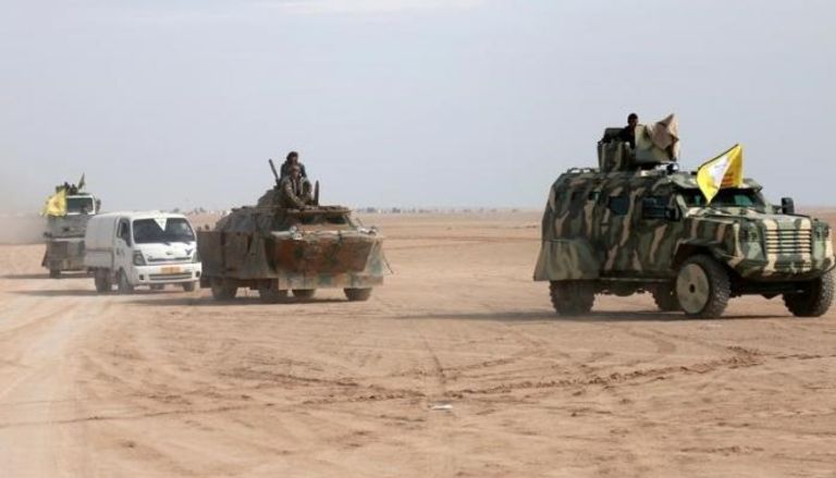 مقاتلون من "قوات سوريا الديمقراطية" في شمال الرقة (رويترز)