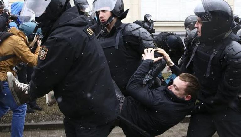 رجال من الشرطة في روسيا البيضاء يعتقلون رجلا خلال احتجاج في مينسك 