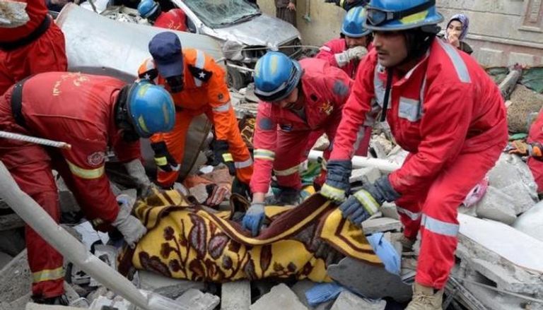 رجال إنقاذ ينتشلون جثة عقب انفجار بالموصل (رويترز)