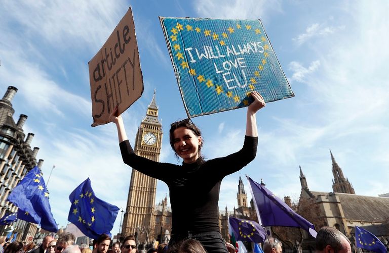 متظاهرة رافضة للانفصال عن أوروبا