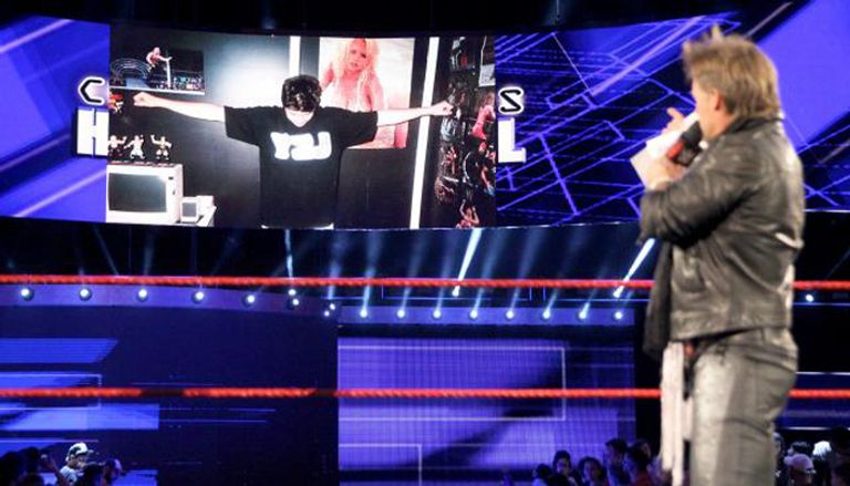 جيريكو يعرض صورة أوينز وهو مراهقا