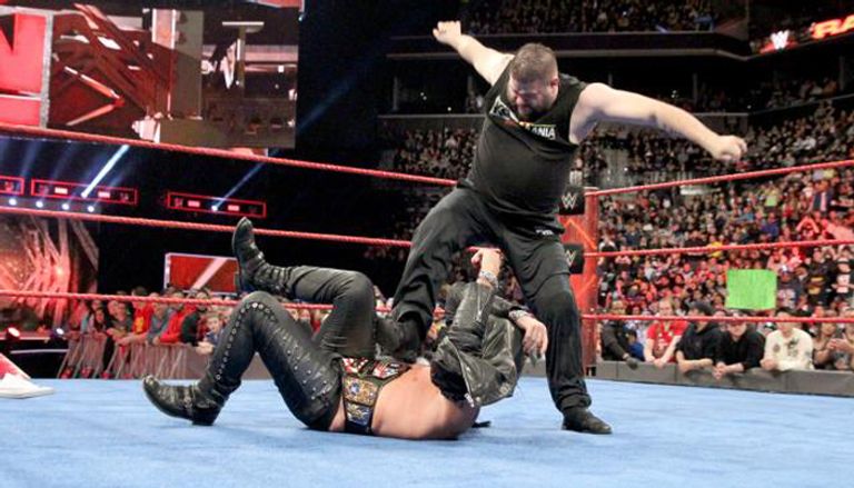 جيريكو يعرض صورة أوينز وهو مراهقا