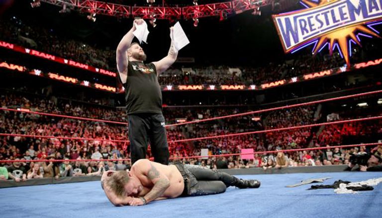 جيريكو يعرض صورة أوينز وهو مراهقا