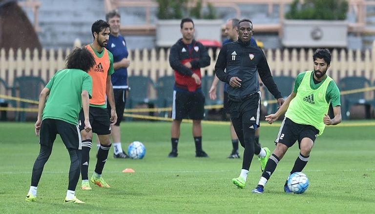 لاعبي المنتخب الإماراتي خلال التدريبات