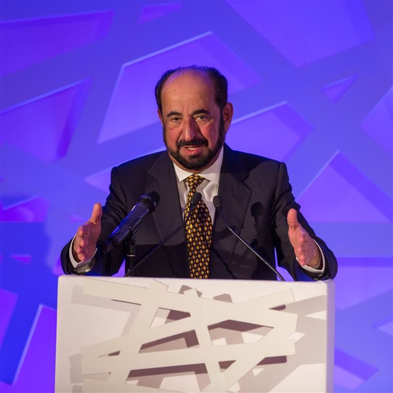 الشيخ القاسمي خلال توقيعه للنسخة الفرنسية من كتاب "تحت راية الاحتلال"