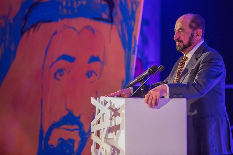 الشيخ القاسمي خلال توقيعه للنسخة الفرنسية من كتاب "تحت راية الاحتلال"