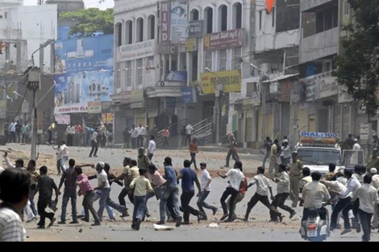 حريق بأحد المنازل بولاية الكجرات الهندية