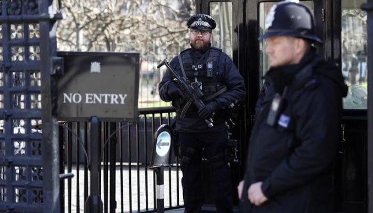 شرطيان مسلحان عند بوابة للبرلمان البريطاني