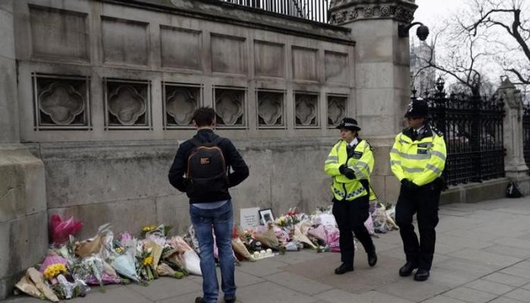 شرطة بجانب زهور وضعت قرب هجوم البرلمان