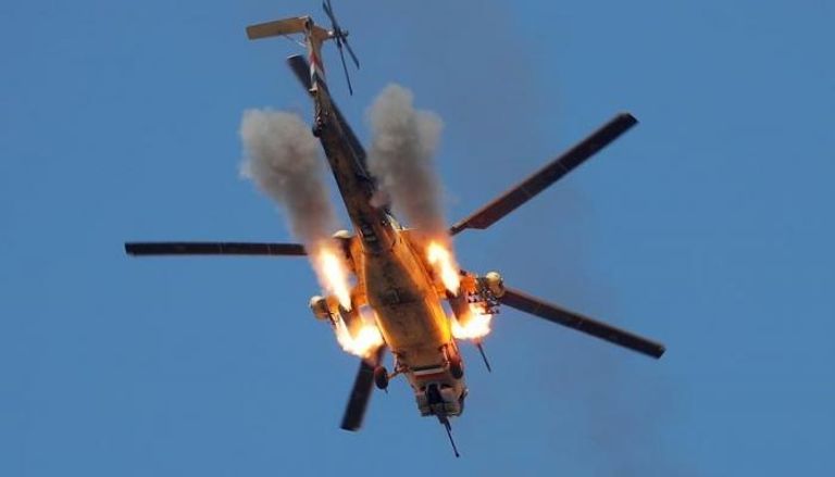 هليكوبتر تابعة للقوات العراقية تطلق صواريخ على مقاتلي داعش