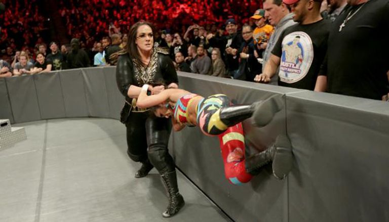 الحكم يعلن فوز نيا جاكس