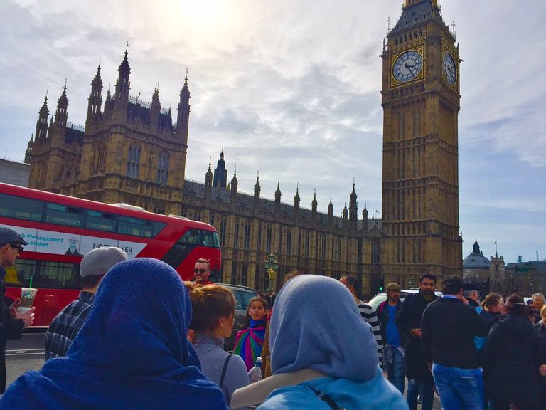 وقفة لمسلمات بجسر وستمنستر