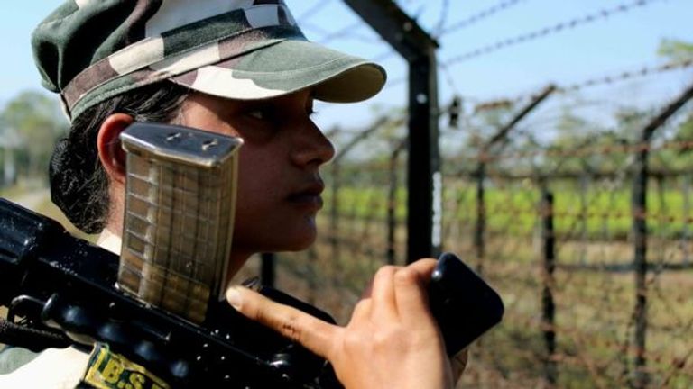 صورة لجندية هندية على الحدود