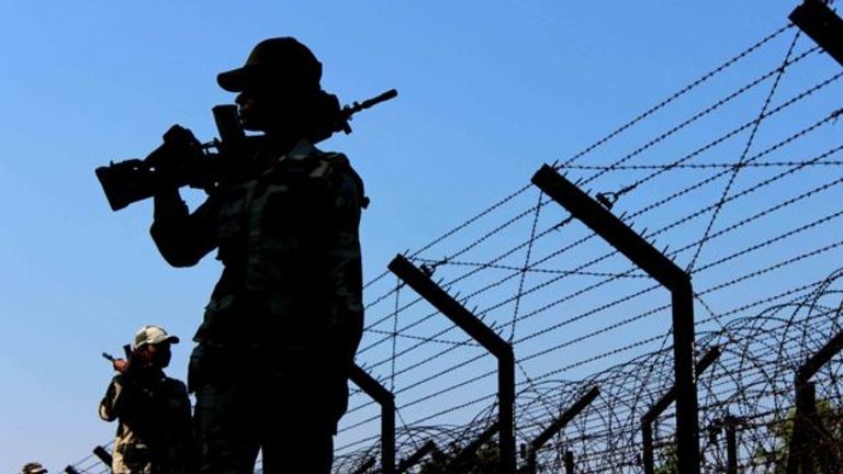 صورة لجندية هندية على الحدود