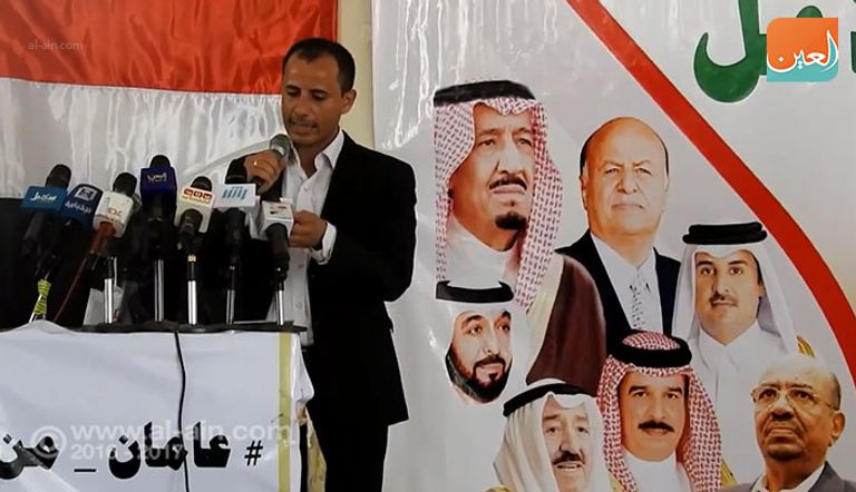 يمنية ترفع أعلام بعض الدول المشاركة في التحالف