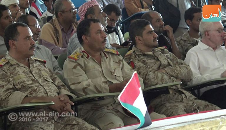 يمنية ترفع أعلام بعض الدول المشاركة في التحالف