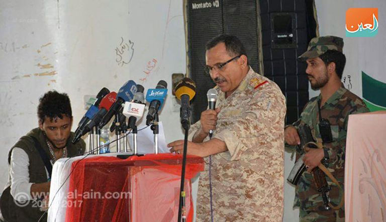 يمنية ترفع أعلام بعض الدول المشاركة في التحالف