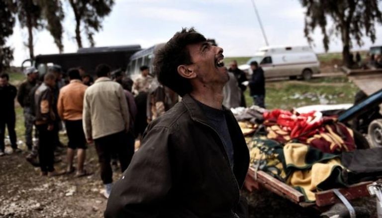 عراقي يبكي جثث أقاربه الذي قضوا في الغارات
