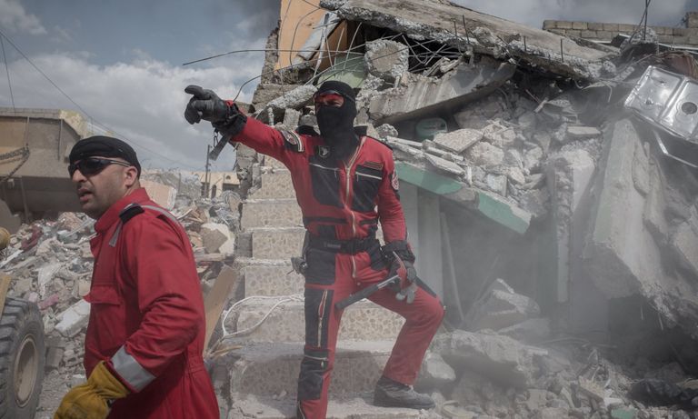 عراقي يبكي جثث أقاربه الذي قضوا في الغارات