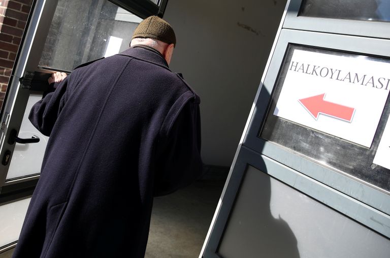 سيدة تدلي بصوتها في القنصلية التركية ببرلين - رويترز