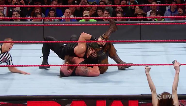 رومان رينز يوجه ضربة سبير إلى أندرتيكر