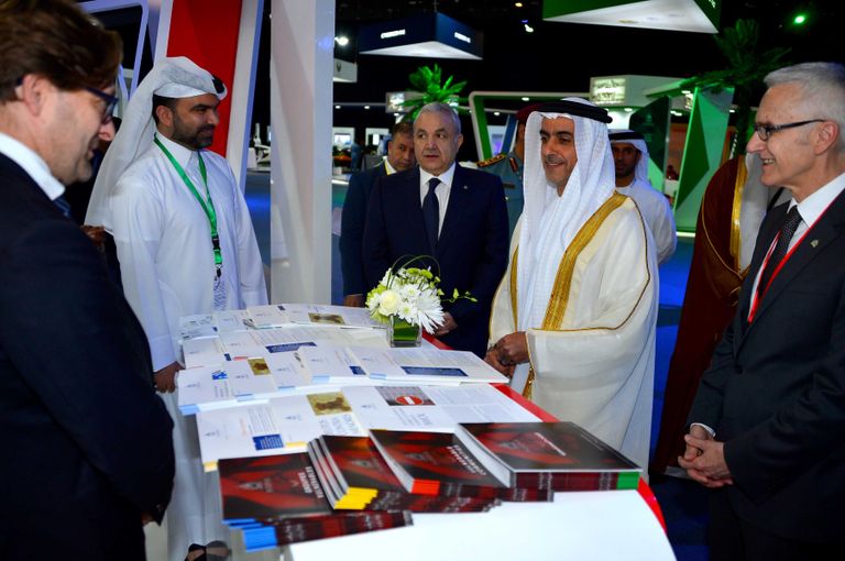 الفريق سيف بن زايد زيارة في أرض المعارض بأبوظبي