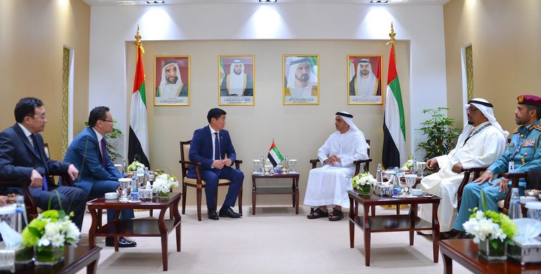 الفريق سيف بن زايد زيارة في أرض المعارض بأبوظبي