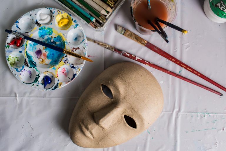 عدد من الأقنعة التي صممها ضحايا الحروب