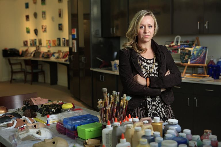 عدد من الأقنعة التي صممها ضحايا الحروب