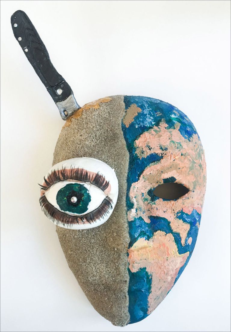 عدد من الأقنعة التي صممها ضحايا الحروب